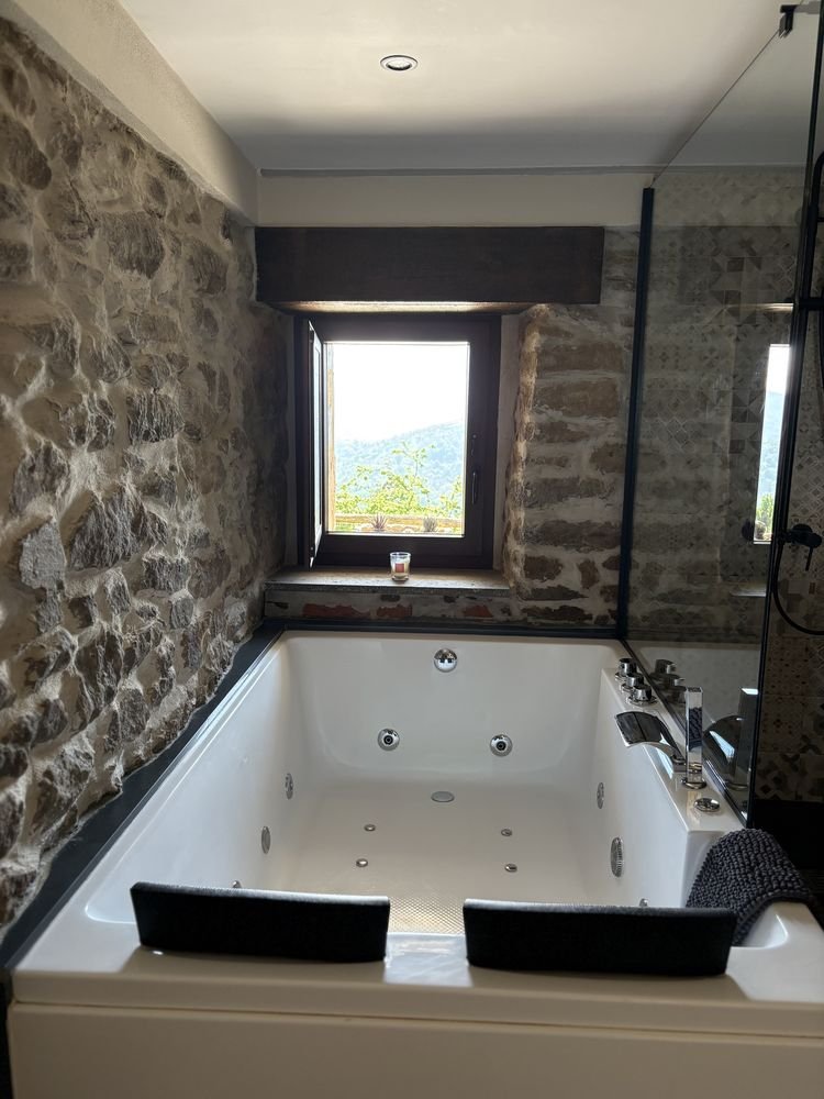 Whirlpool bath with a view through the window