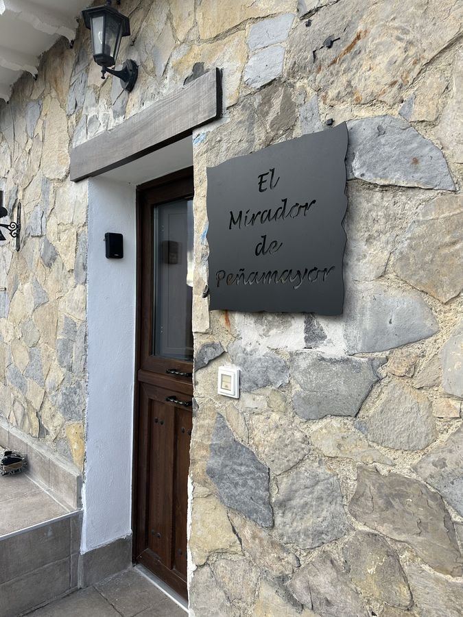 The entrance to El Mirador de Peñamayor, with its sign by the door