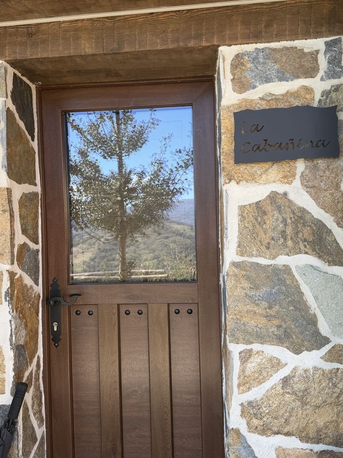 La Cabañina’s door in the stone wall, with its sign